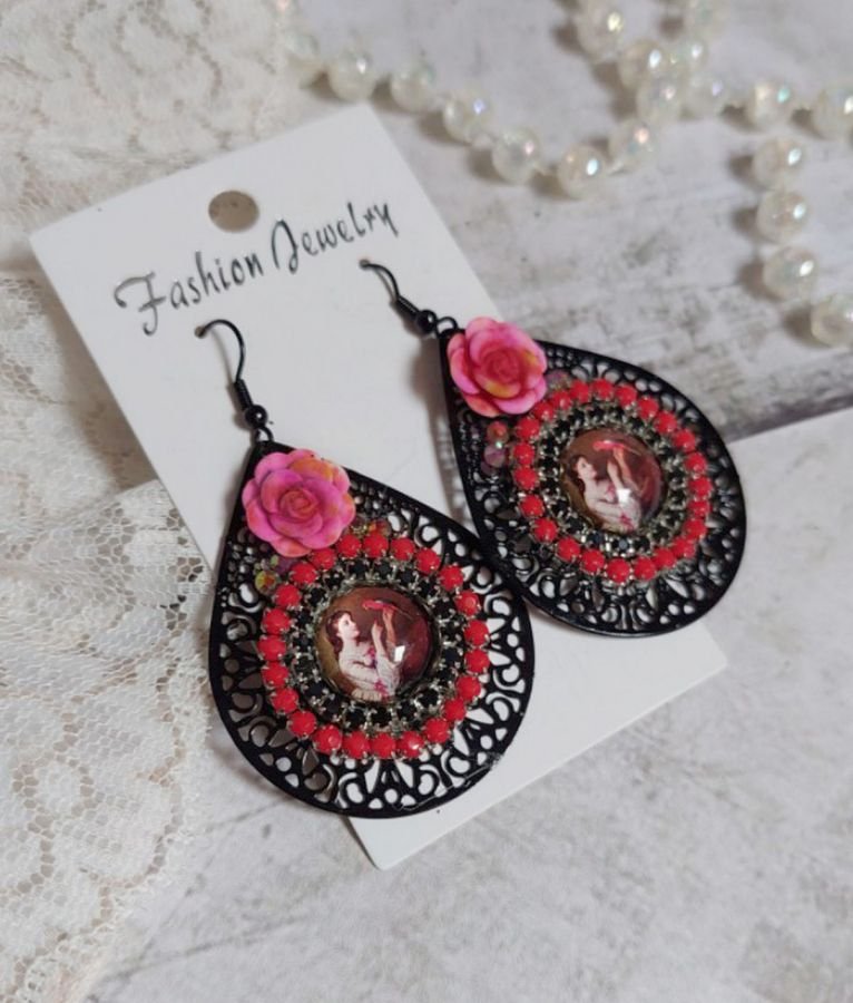 BO Look Coco criado com cabochons de lupa representando uma mulher com o seu papagaio, pingentes pretos de filigrana, contas de vidro e resina