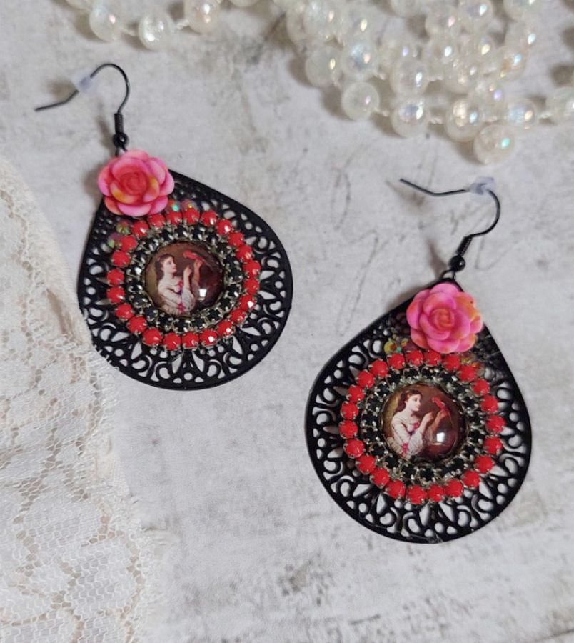 BO Look Coco criado com cabochons de lupa representando uma mulher com o seu papagaio, pingentes pretos de filigrana, contas de vidro e resina