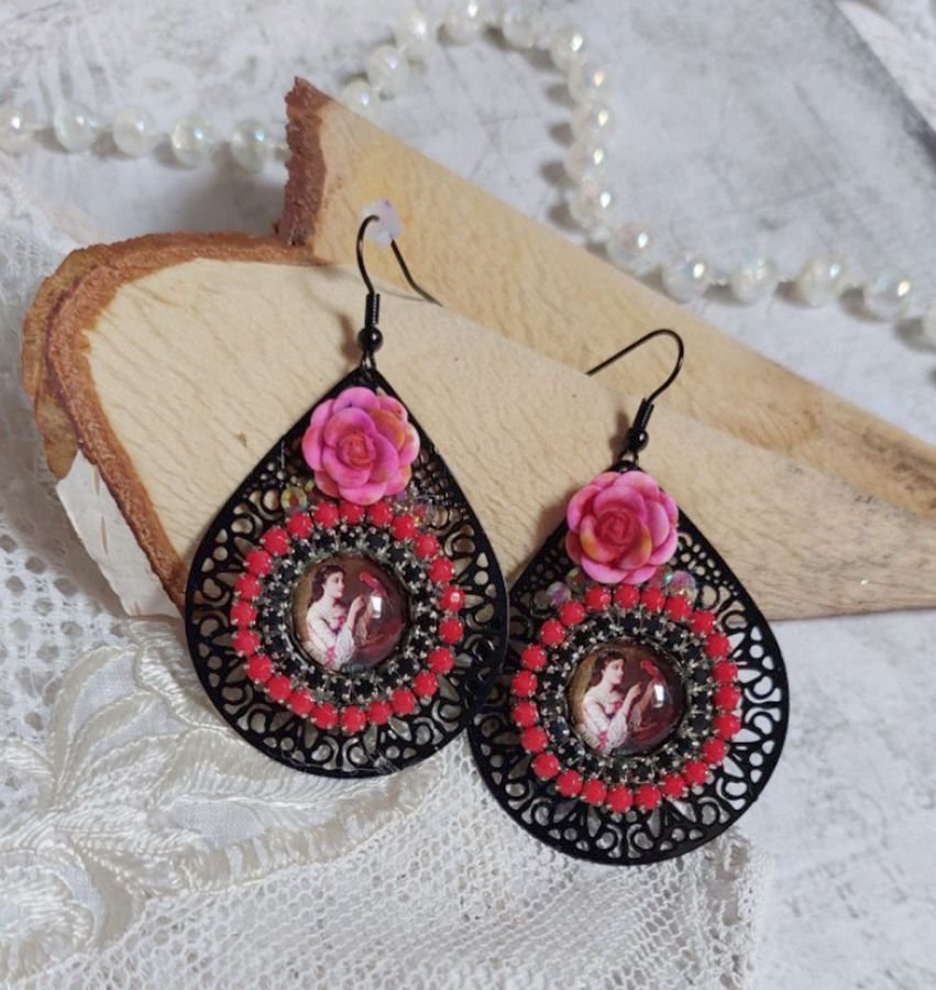 BO Look Coco criado com cabochons de lupa representando uma mulher com o seu papagaio, pingentes pretos de filigrana, contas de vidro e resina