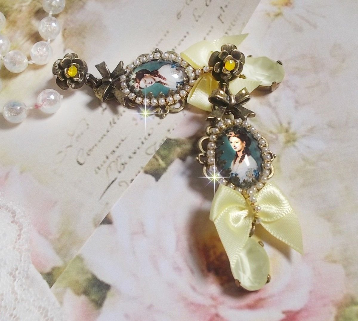 BO Look de princesa criado com cabochões de princesa, cristais, contas de vidro, acessórios de bronze e laços de cetim amarelo