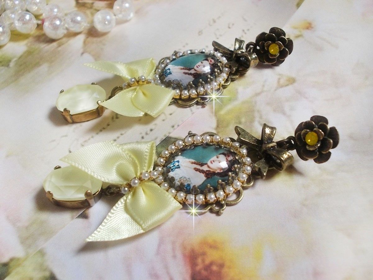 BO Look de princesa criado com cabochões de princesa, cristais, contas de vidro, acessórios de bronze e laços de cetim amarelo