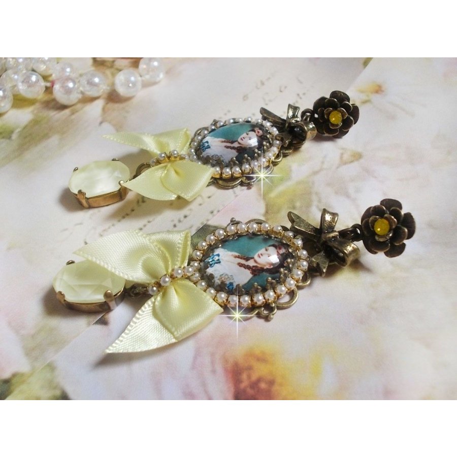 BO Look de princesa criado com cabochões de princesa, cristais, contas de vidro, acessórios de bronze e laços de cetim amarelo