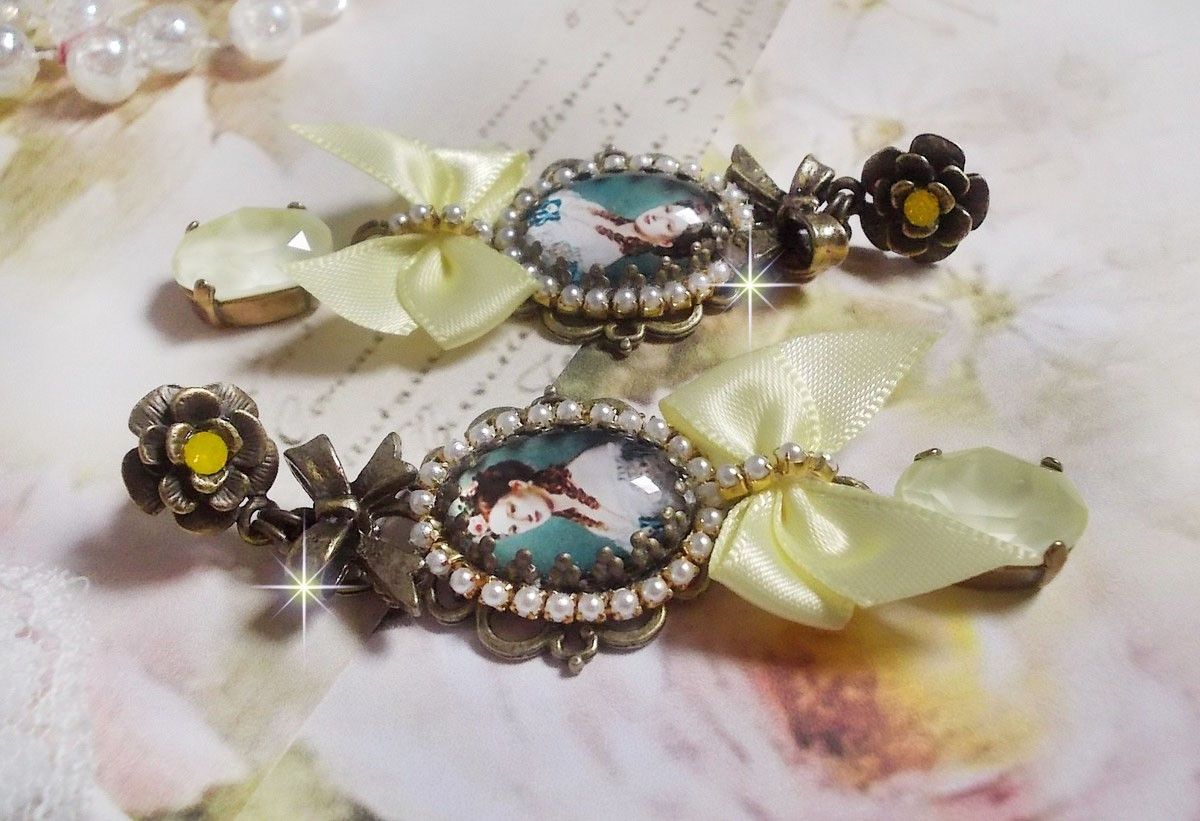 BO Look de princesa criado com cabochões de princesa, cristais, contas de vidro, acessórios de bronze e laços de cetim amarelo
