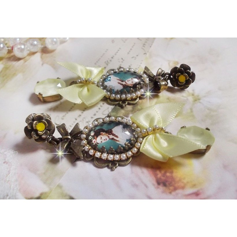 BO Look de princesa criado com cabochões de princesa, cristais, contas de vidro, acessórios de bronze e laços de cetim amarelo