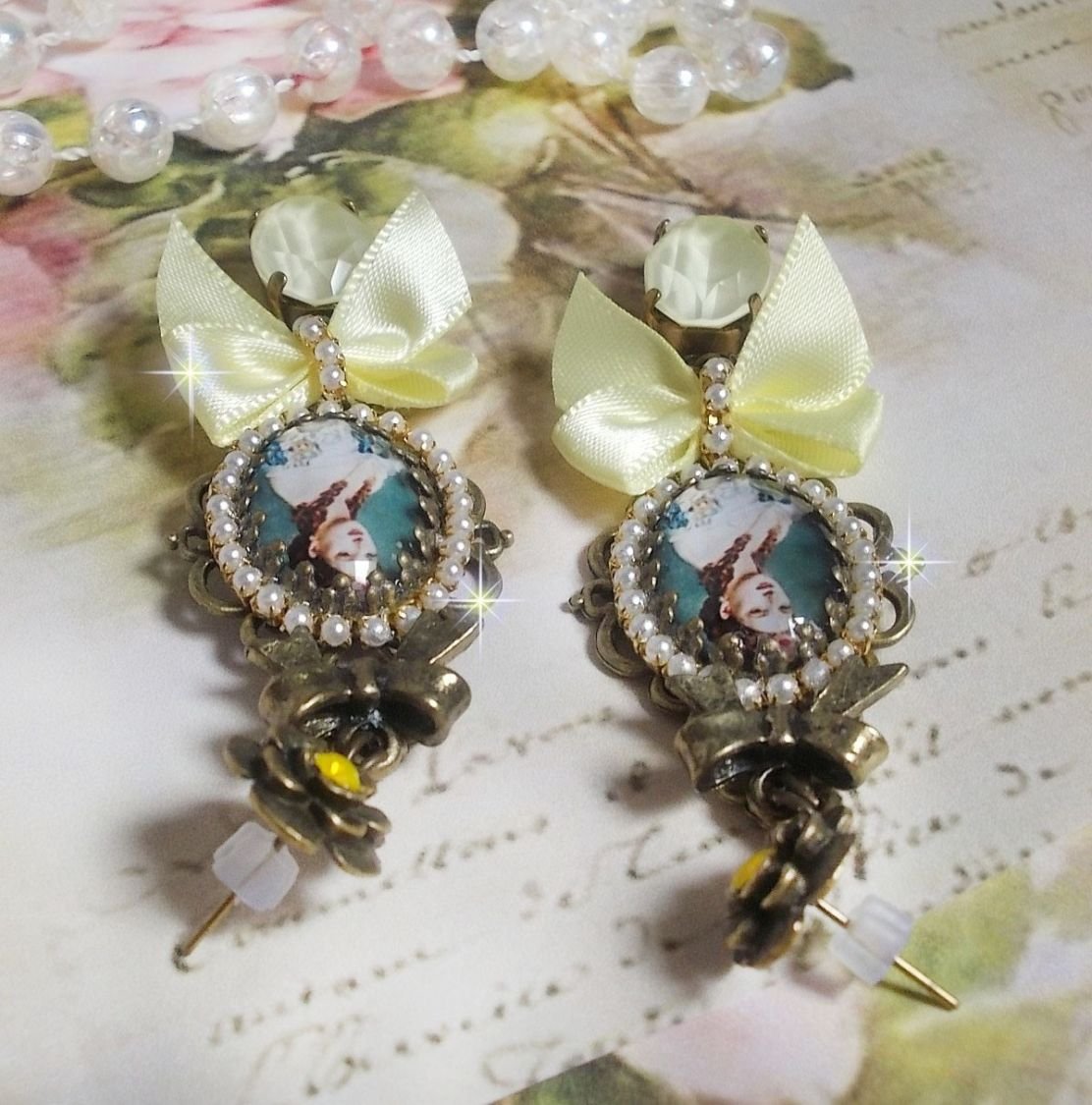 BO Look de princesa criado com cabochões de princesa, cristais, contas de vidro, acessórios de bronze e laços de cetim amarelo