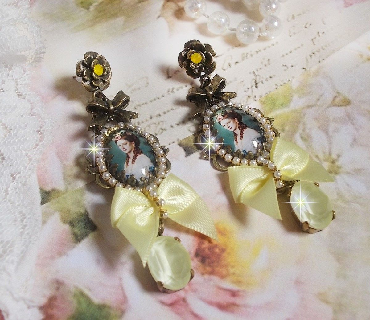 BO Look de princesa criado com cabochões de princesa, cristais, contas de vidro, acessórios de bronze e laços de cetim amarelo