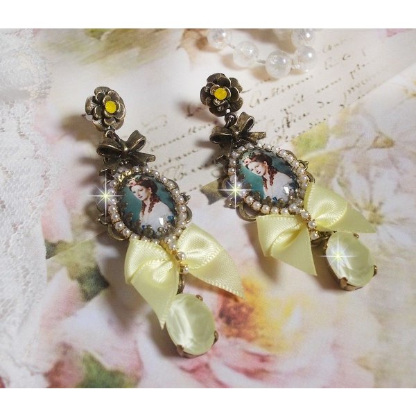 BO Look de princesa criado com caboch&otilde;es de princesa, cristais, contas de vidro, acess&oacute;rios de bronze e la&ccedil;os de cetim amarelo