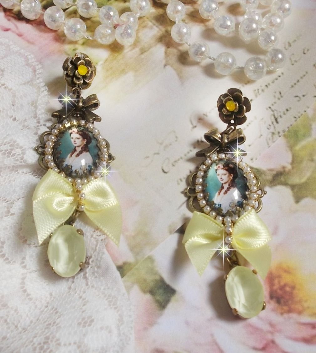 BO Look de princesa criado com cabochões de princesa, cristais, contas de vidro, acessórios de bronze e laços de cetim amarelo
