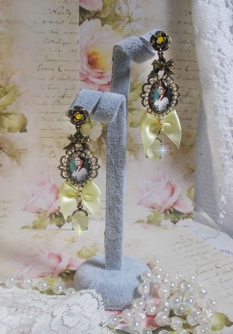 BO Look de princesa criado com cabochões de princesa, cristais, contas de vidro, acessórios de bronze e laços de cetim amarelo