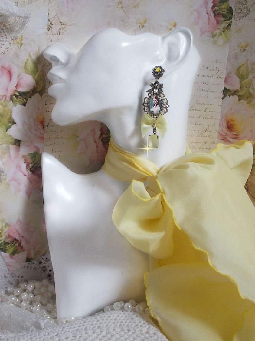 BO Look de princesa criado com cabochões de princesa, cristais, contas de vidro, acessórios de bronze e laços de cetim amarelo