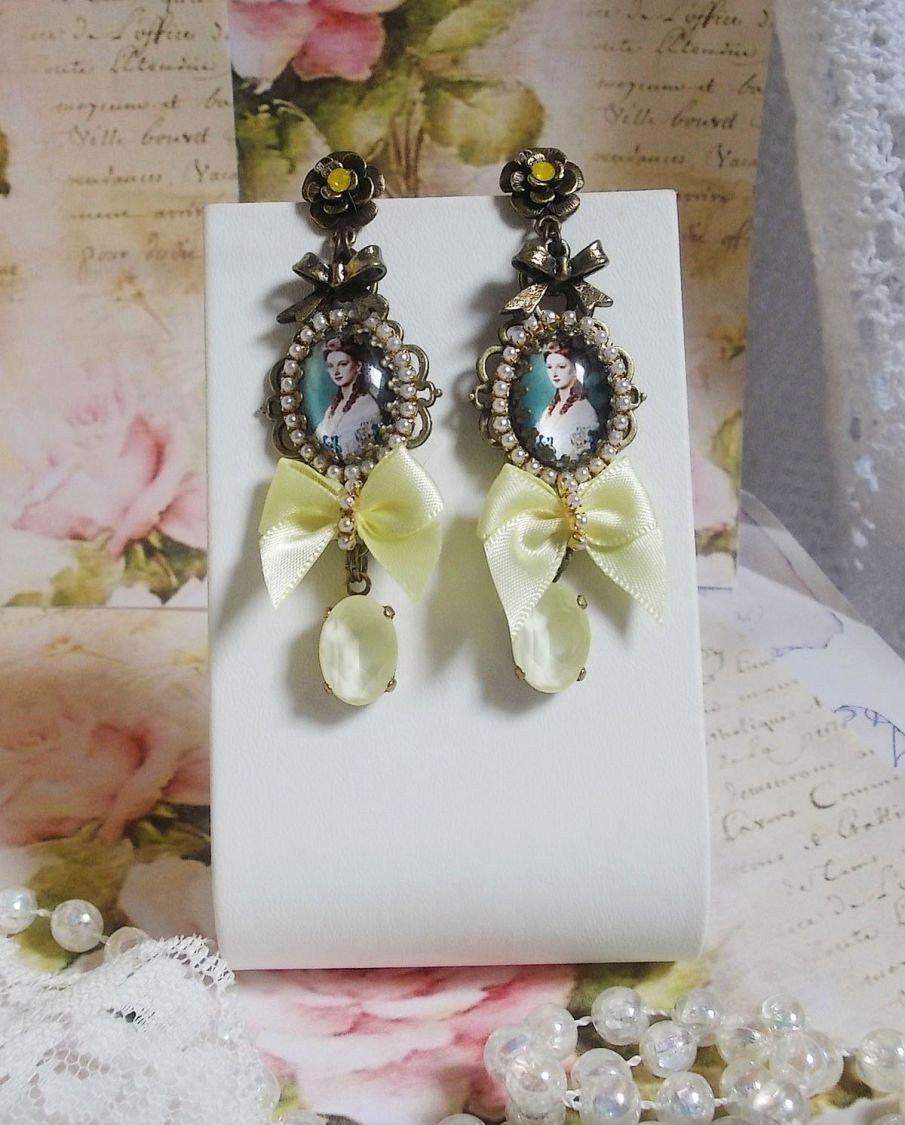 BO Look de princesa criado com cabochões de princesa, cristais, contas de vidro, acessórios de bronze e laços de cetim amarelo