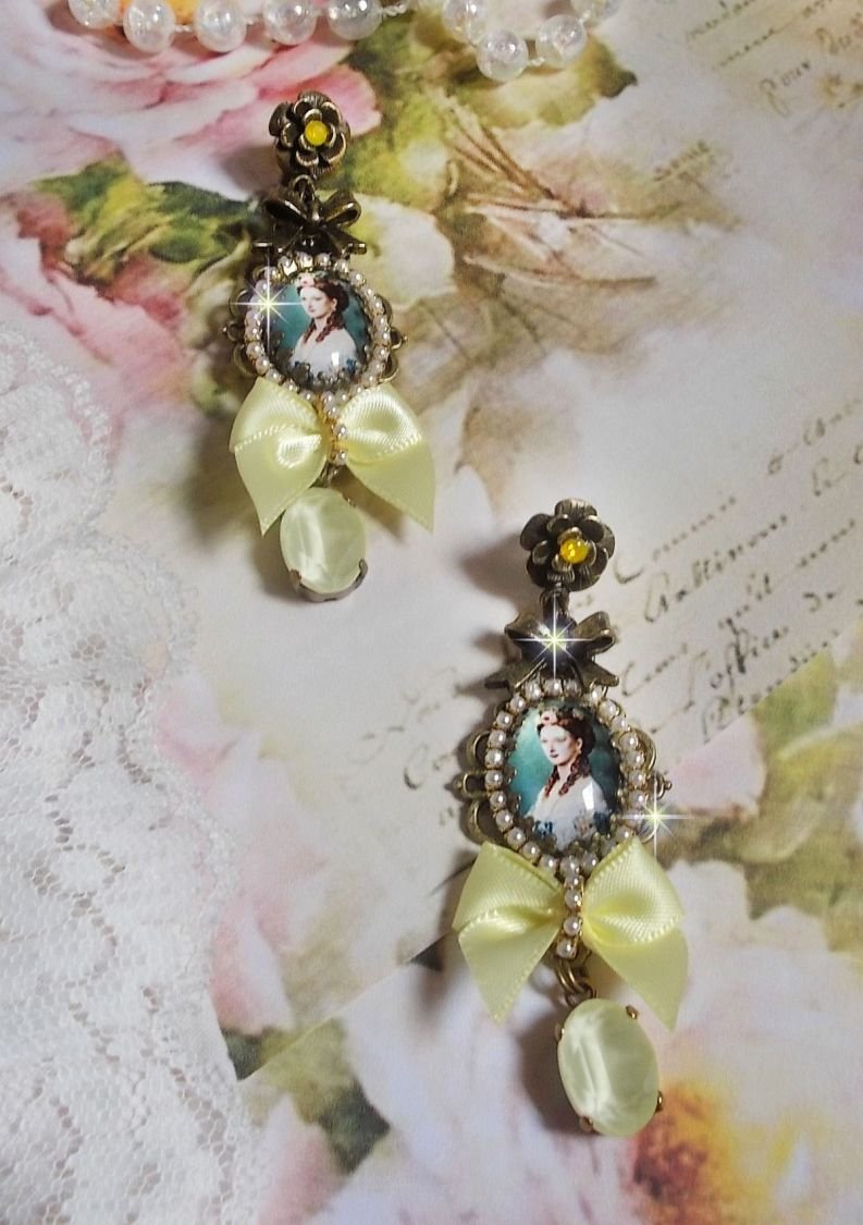 BO Look de princesa criado com cabochões de princesa, cristais, contas de vidro, acessórios de bronze e laços de cetim amarelo