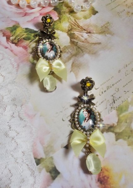 BO Look de princesa criado com caboch&otilde;es de princesa, cristais, contas de vidro, acess&oacute;rios de bronze e la&ccedil;os de cetim amarelo