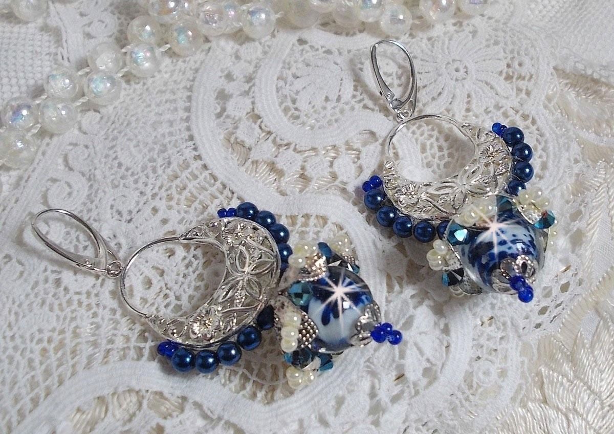 BO Flores de Lótus montadas com Contas Venezianas Capri Azul/Branco e Conectores de Velas de Meia-Lua