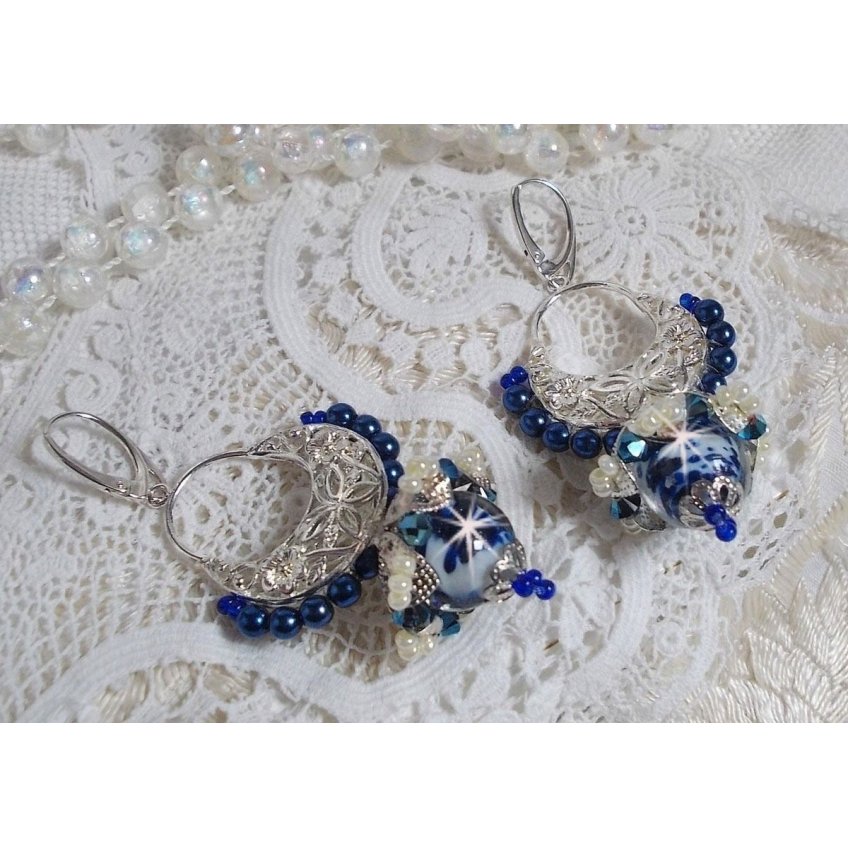 BO Flores de Lótus montadas com Contas Venezianas Capri Azul/Branco e Conectores de Velas de Meia-Lua
