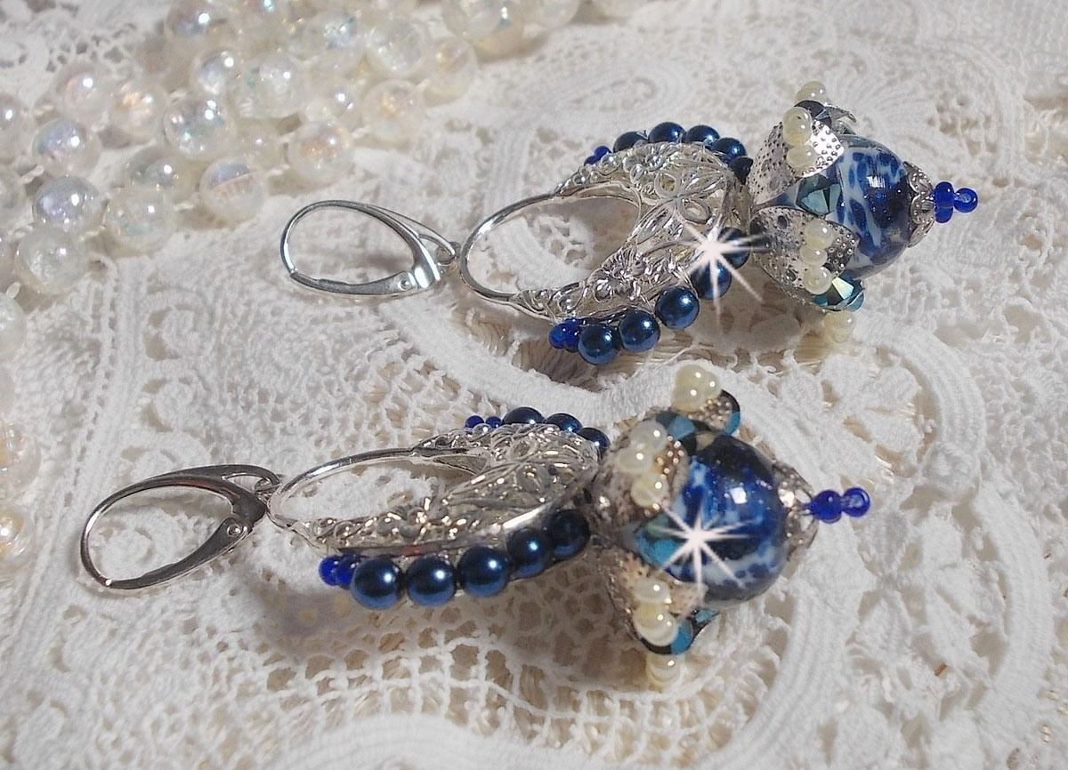 BO Flores de Lótus montadas com Contas Venezianas Capri Azul/Branco e Conectores de Velas de Meia-Lua