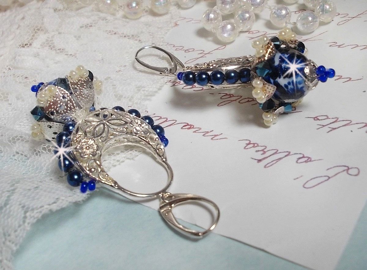 BO Flores de Lótus montadas com Contas Venezianas Capri Azul/Branco e Conectores de Velas de Meia-Lua