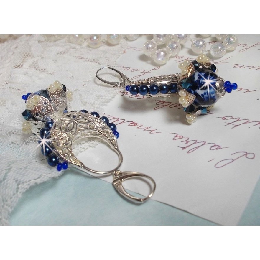 BO Flores de Lótus montadas com Contas Venezianas Capri Azul/Branco e Conectores de Velas de Meia-Lua