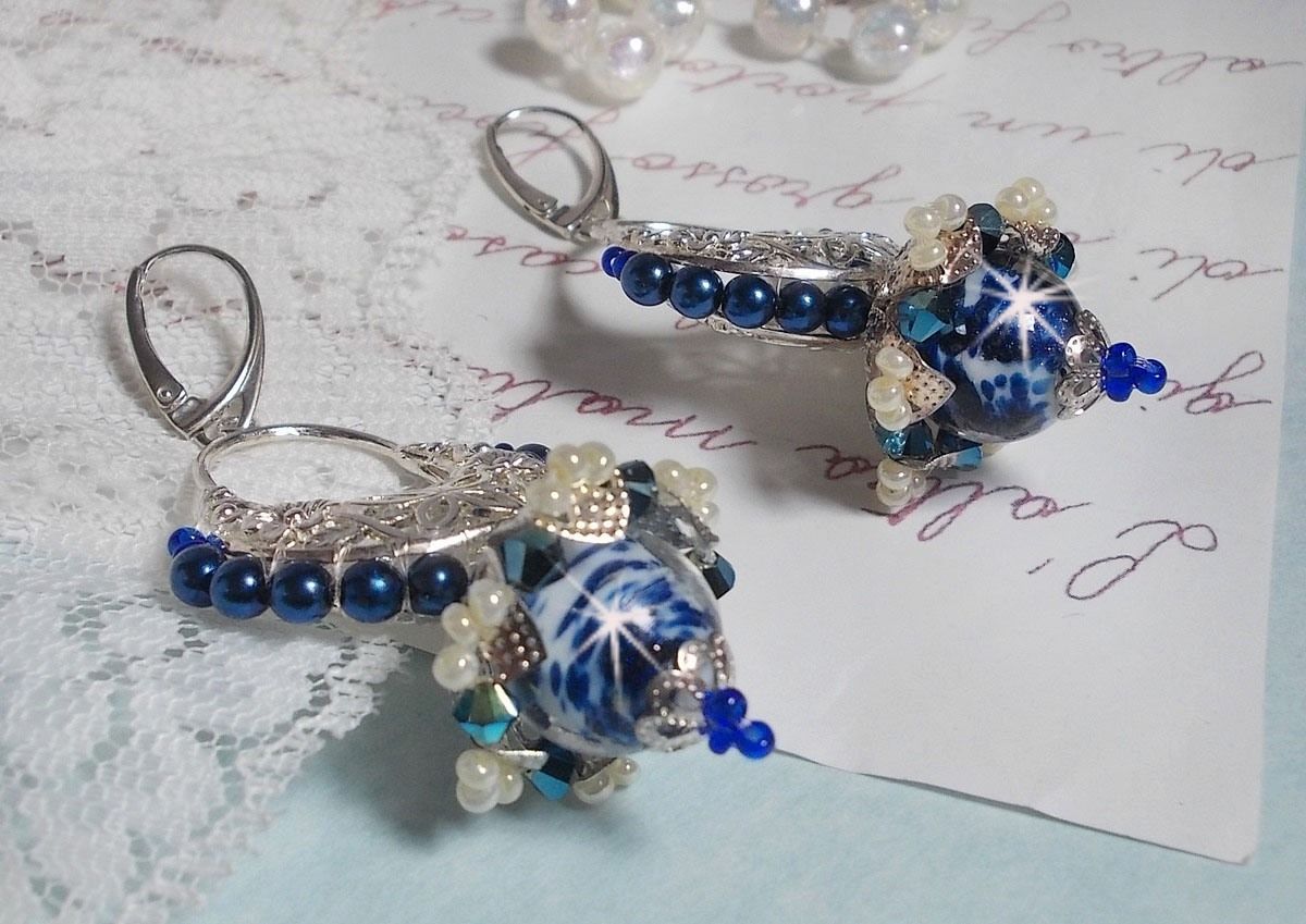 BO Flores de Lótus montadas com Contas Venezianas Capri Azul/Branco e Conectores de Velas de Meia-Lua