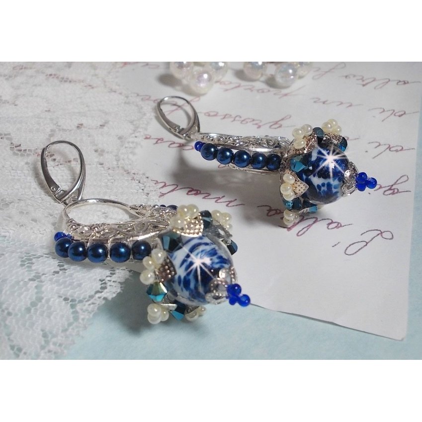 BO Flores de Lótus montadas com Contas Venezianas Capri Azul/Branco e Conectores de Velas de Meia-Lua