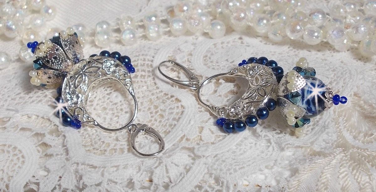 BO Flores de Lótus montadas com Contas Venezianas Capri Azul/Branco e Conectores de Velas de Meia-Lua