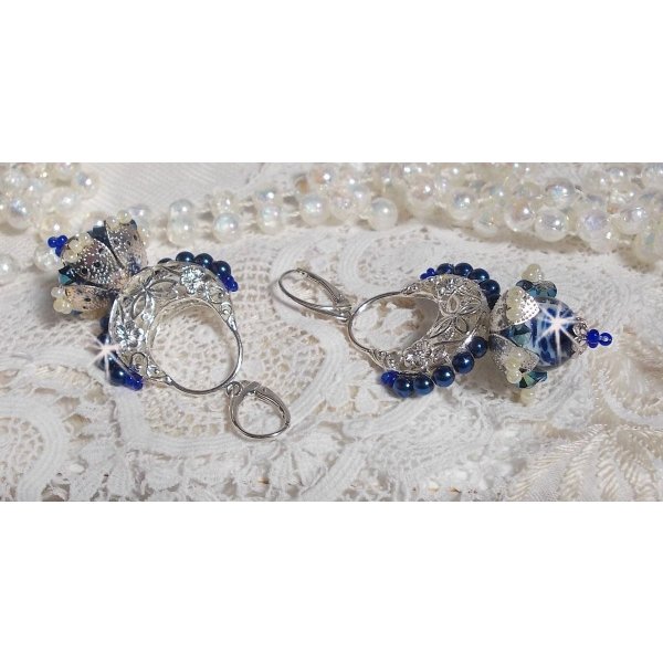 BO Flores de Lótus montadas com Contas Venezianas Capri Azul/Branco e Conectores de Velas de Meia-Lua