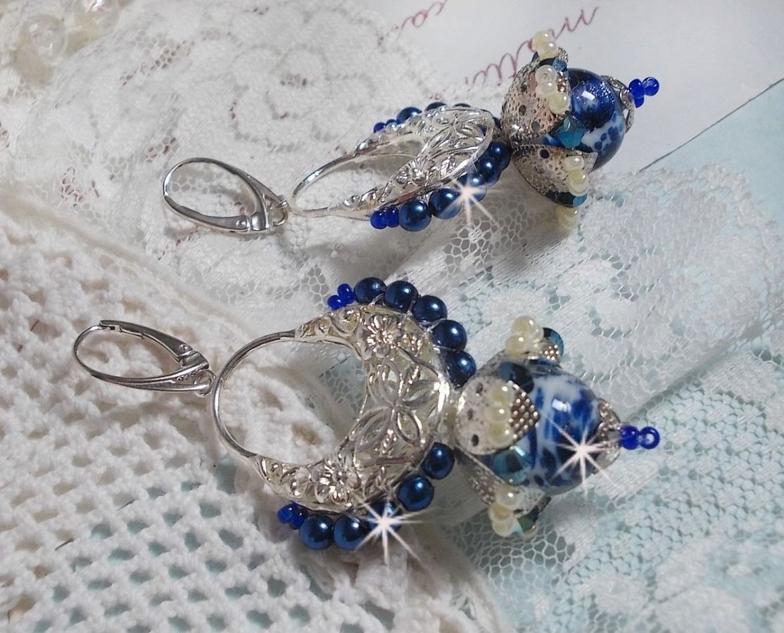 BO Flores de Lótus montadas com Contas Venezianas Capri Azul/Branco e Conectores de Velas de Meia-Lua