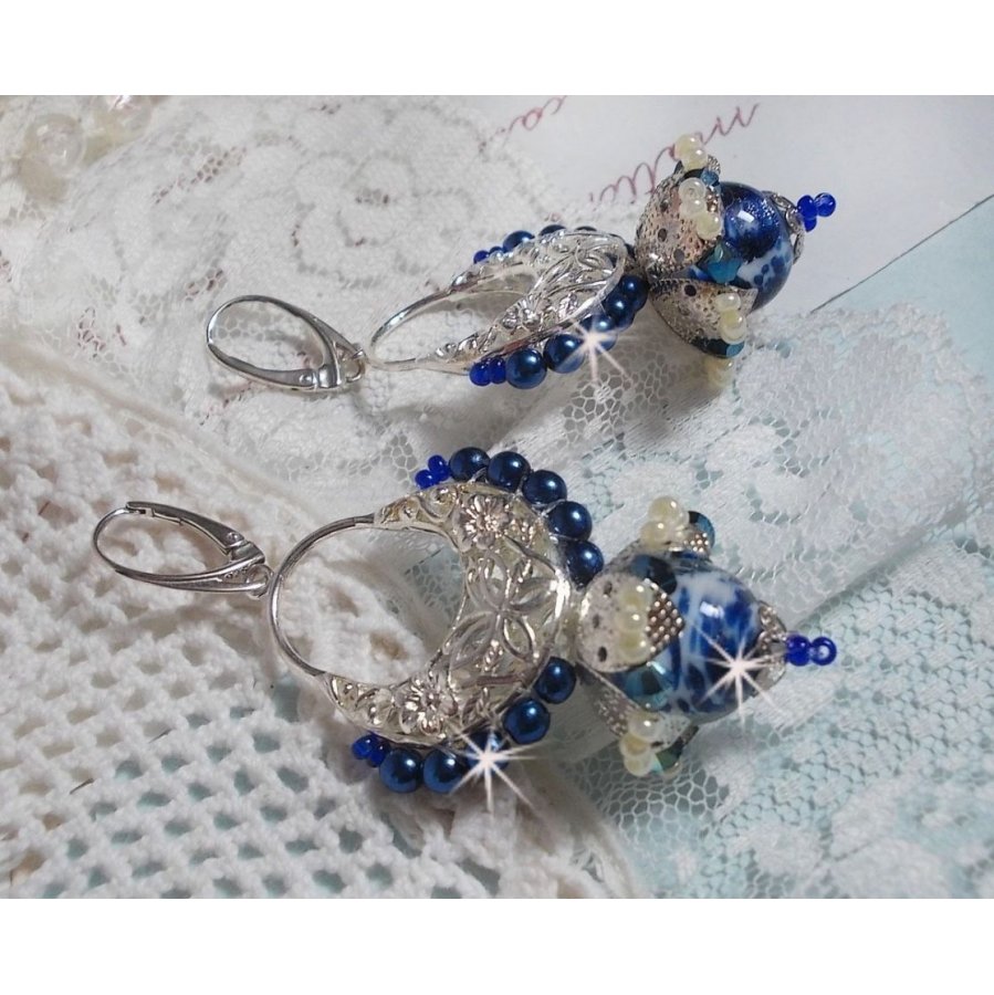BO Flores de Lótus montadas com Contas Venezianas Capri Azul/Branco e Conectores de Velas de Meia-Lua