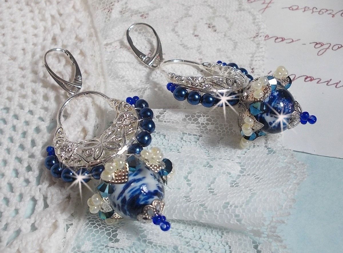 BO Flores de Lótus montadas com Contas Venezianas Capri Azul/Branco e Conectores de Velas de Meia-Lua