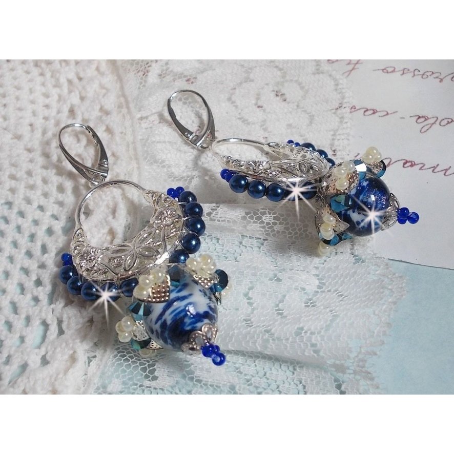 BO Flores de Lótus montadas com Contas Venezianas Capri Azul/Branco e Conectores de Velas de Meia-Lua