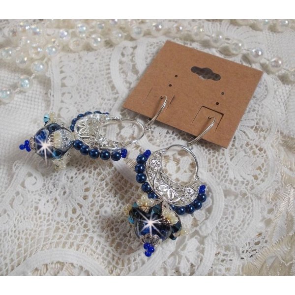 BO Flores de L&oacute;tus montadas com Contas Venezianas Capri Azul/Branco e Conectores de Velas de Meia-Lua