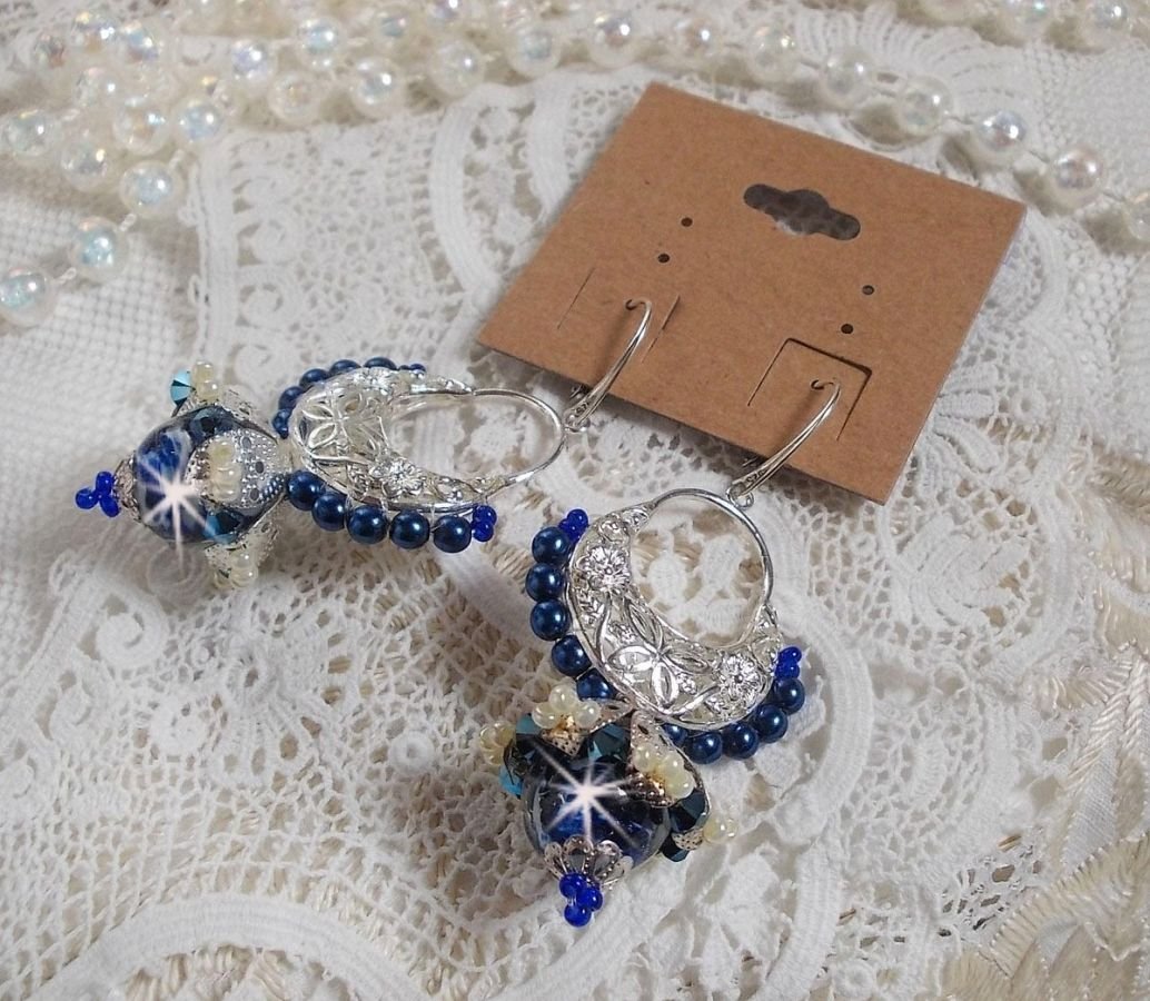 BO Flores de Lótus montadas com Contas Venezianas Capri Azul/Branco e Conectores de Velas de Meia-Lua