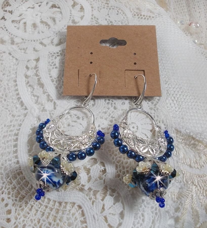 BO Flores de Lótus montadas com Contas Venezianas Capri Azul/Branco e Conectores de Velas de Meia-Lua