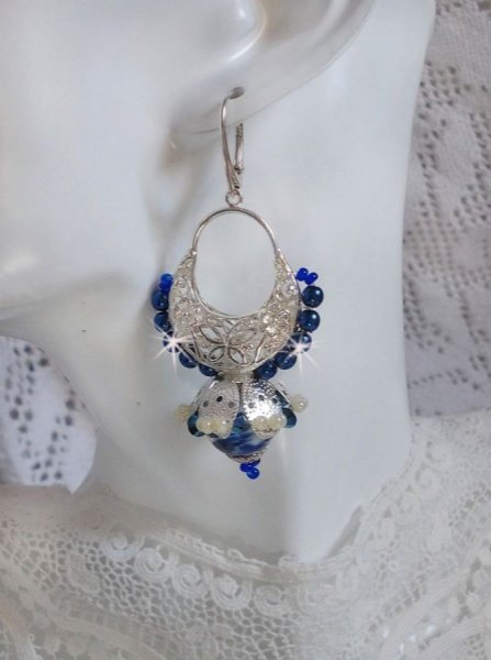 BO Flores de L&oacute;tus montadas com Contas Venezianas Capri Azul/Branco e Conectores de Velas de Meia-Lua