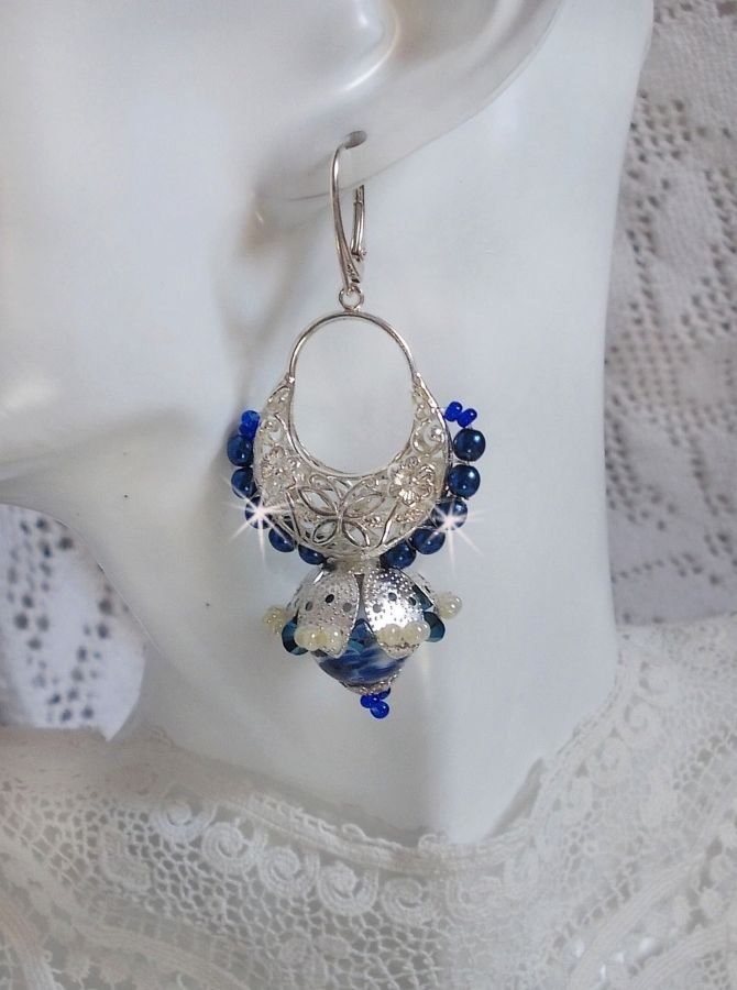BO Flores de Lótus montadas com Contas Venezianas Capri Azul/Branco e Conectores de Velas de Meia-Lua