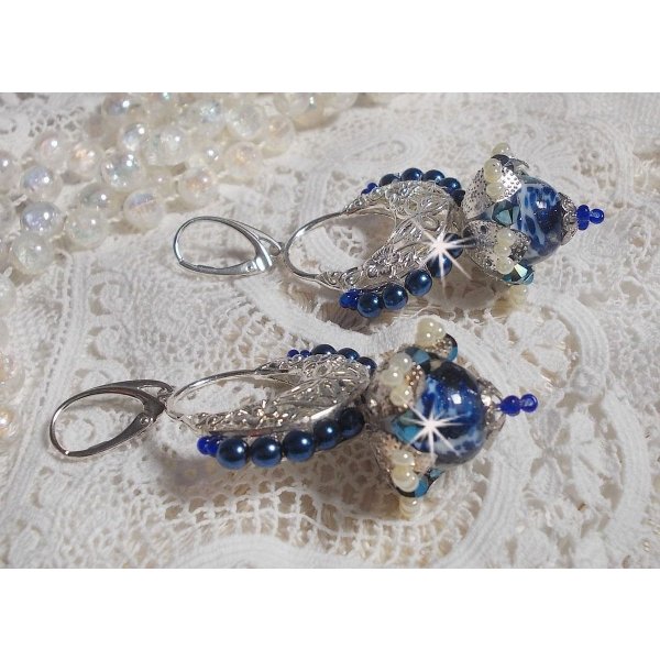 BO Flores de L&oacute;tus montadas com Contas Venezianas Capri Azul/Branco e Conectores de Velas de Meia-Lua