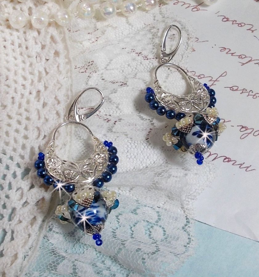 BO Flores de Lótus montadas com Contas Venezianas Capri Azul/Branco e Conectores de Velas de Meia-Lua
