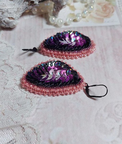 BO Louvre Festif brod&eacute;es avec des sequins, rocailles et dormeuses noires 