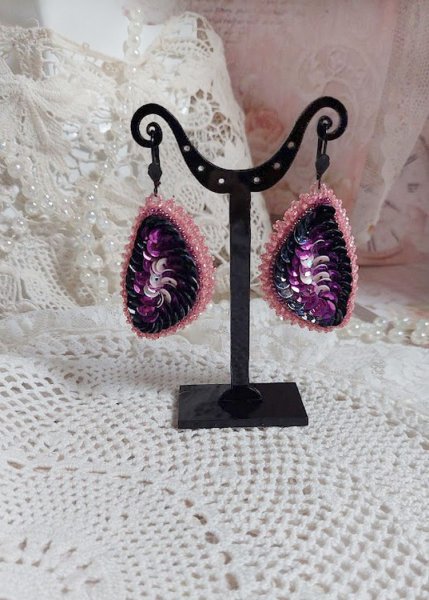 BO Louvre Festif brod&eacute;es avec des sequins, rocailles et dormeuses noires 