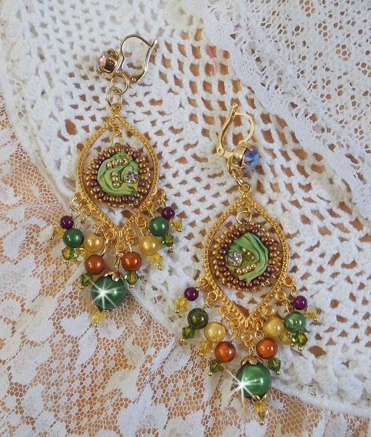 BO Lua veneziana bordada com fita de seda de cor camaleão, cristais Swarovski e missangas mágicas