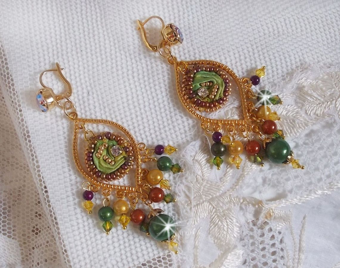 BO Lua veneziana bordada com fita de seda de cor camaleão, cristais Swarovski e missangas mágicas
