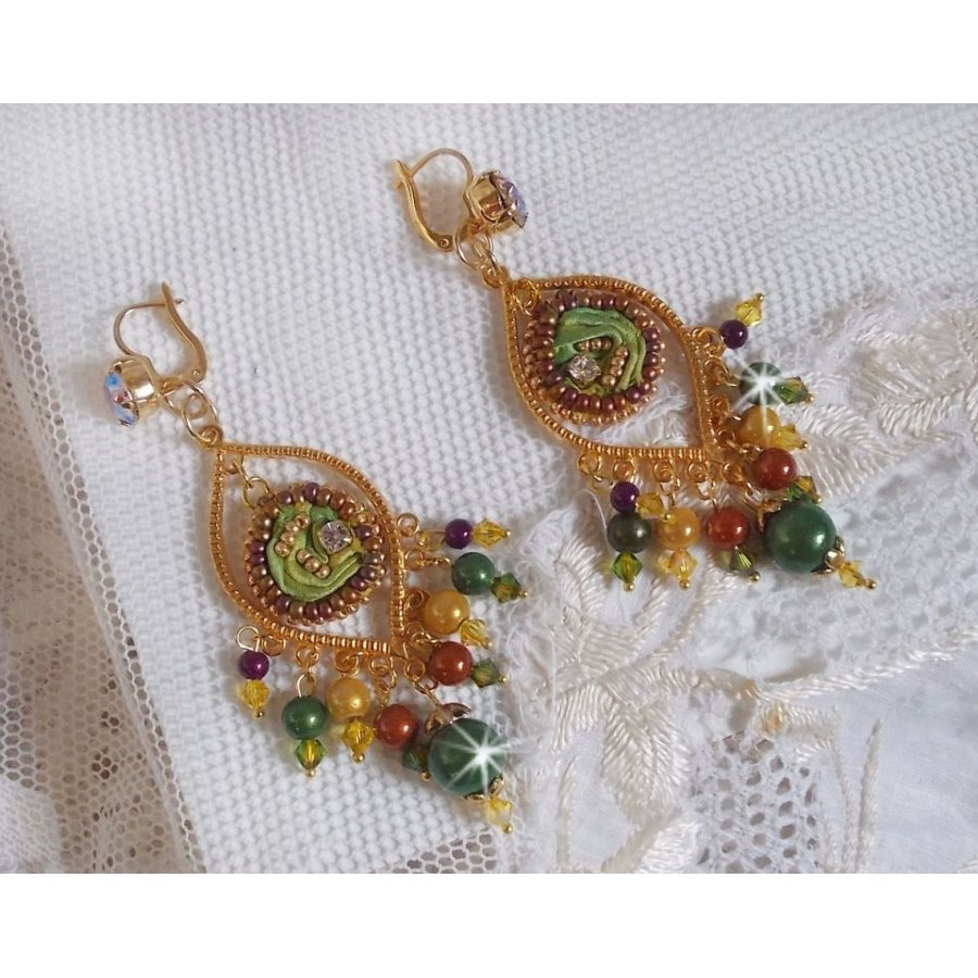 BO Lua veneziana bordada com fita de seda de cor camaleão, cristais Swarovski e missangas mágicas