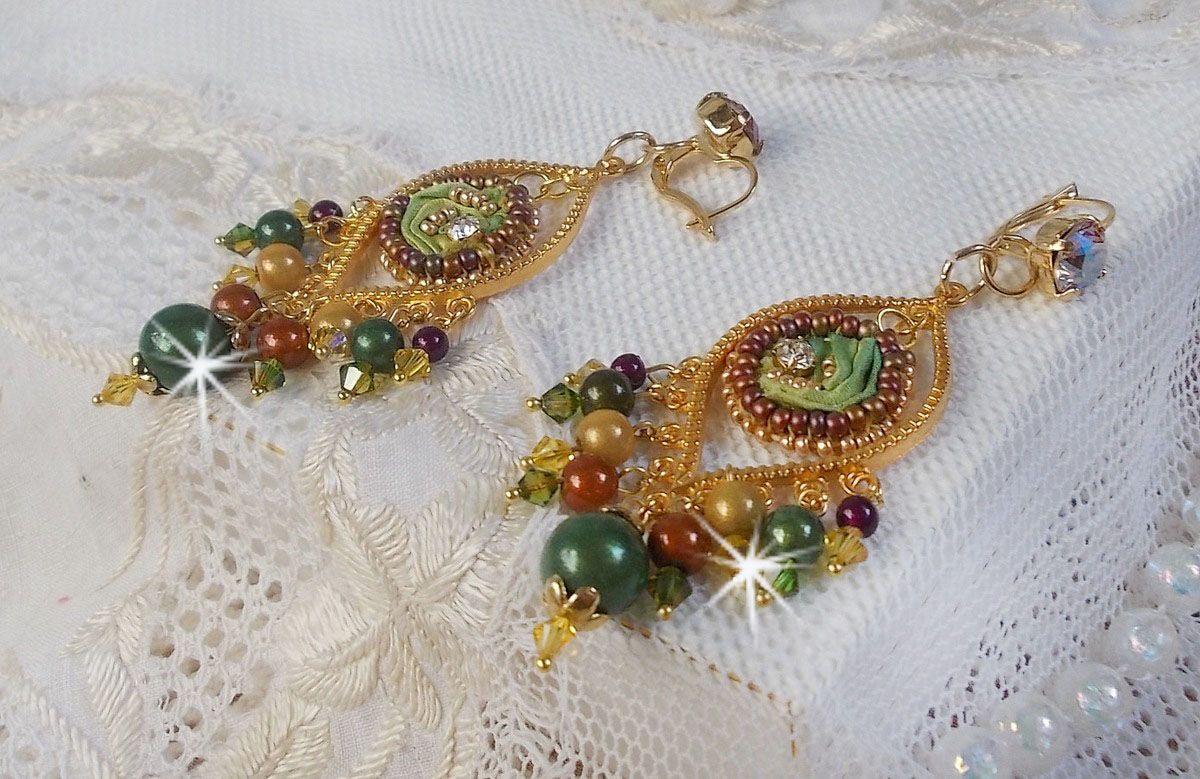 BO Lua veneziana bordada com fita de seda de cor camaleão, cristais Swarovski e missangas mágicas