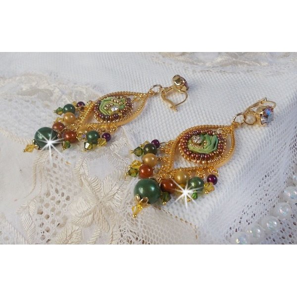 BO Lua veneziana bordada com fita de seda de cor camaleão, cristais Swarovski e missangas mágicas
