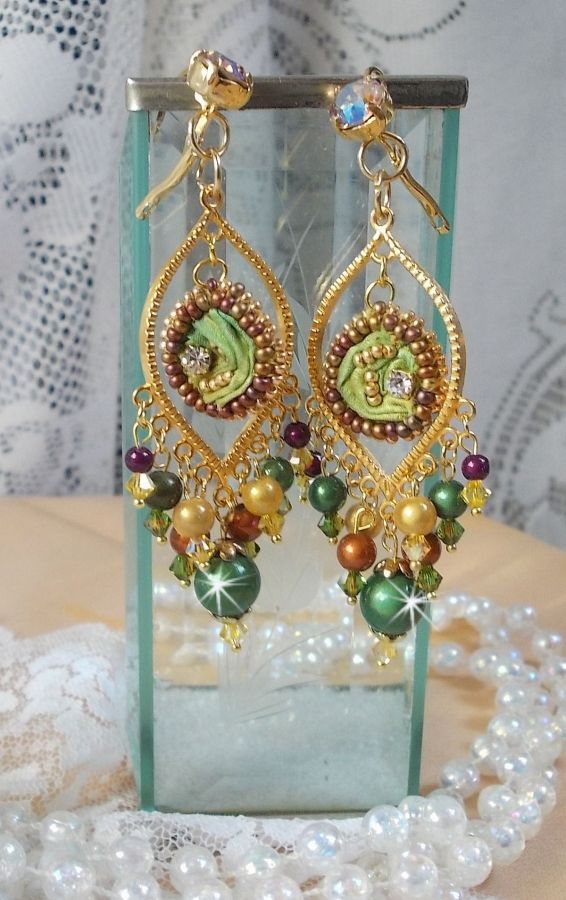 BO Lua veneziana bordada com fita de seda de cor camaleão, cristais Swarovski e missangas mágicas