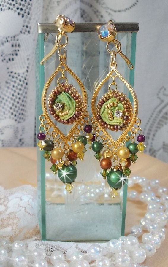 BO Lua veneziana bordada com fita de seda de cor camaleão, cristais Swarovski e missangas mágicas