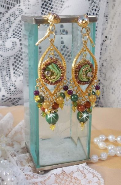 BO Lua veneziana bordada com fita de seda de cor camale&atilde;o, cristais Swarovski e missangas m&aacute;gicas