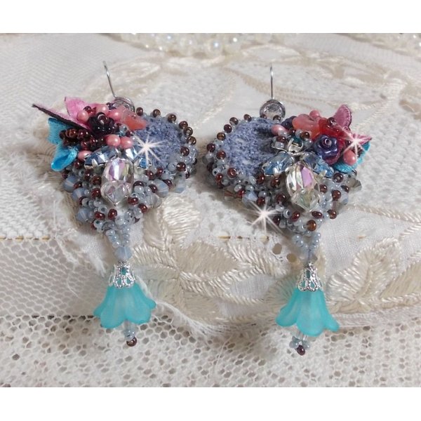 BO Mademoiselle Bluse Haute-Couture brod&eacute;es avec des Cristaux de Swarovski, des fleurs en verre de Boh&egrave;me, de la dentelle Grise et des rocailles