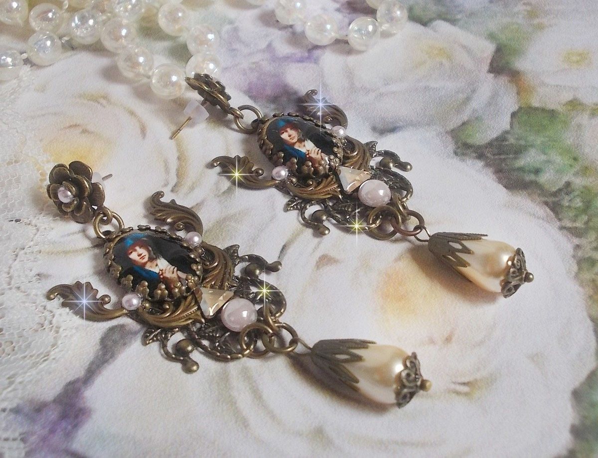 BO Madonna criada com cabochons PureCrystal, cabochons de lupa, selos de nuvens e acessórios de bronze