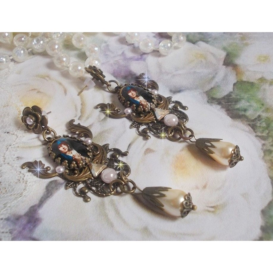 BO Madonna criada com cabochons PureCrystal, cabochons de lupa, selos de nuvens e acessórios de bronze